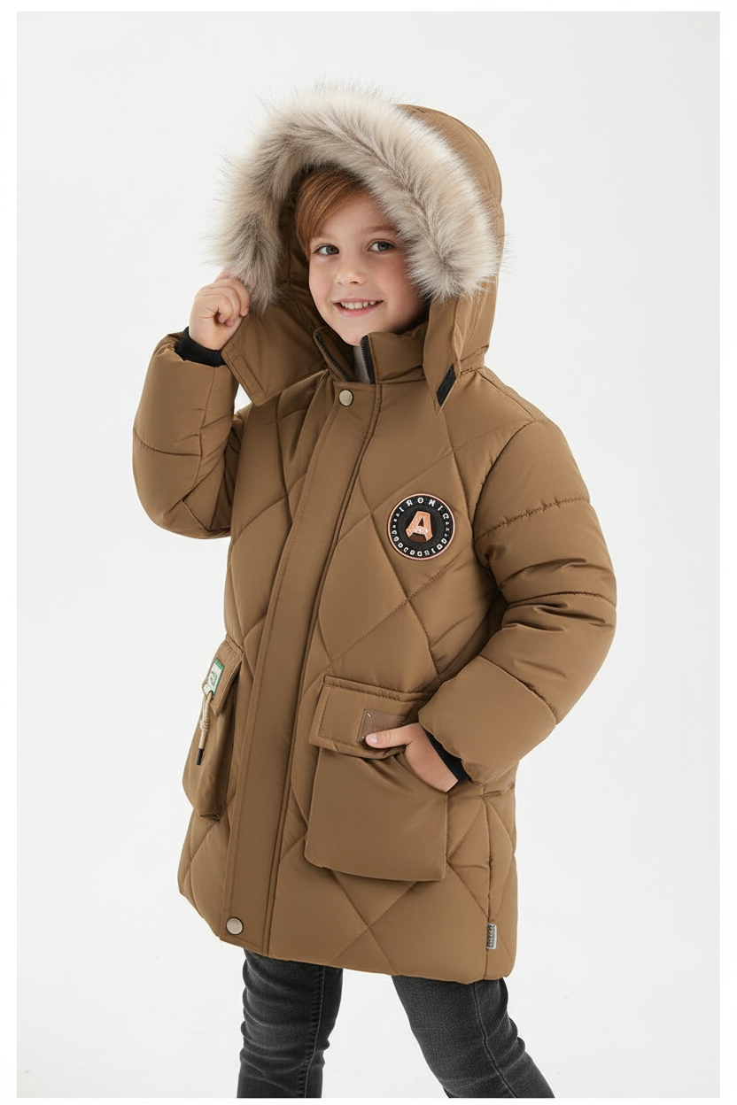 驼色羽绒服模特图